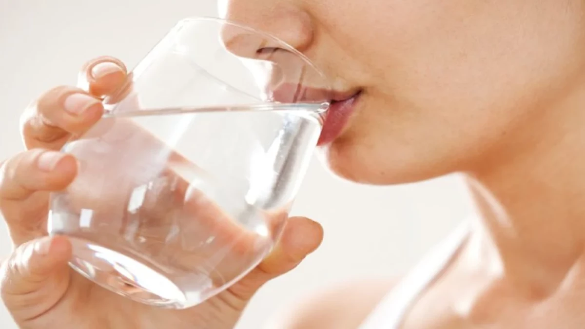 Mjekët shpjegojnë arsyet/ Ja pse pirja e ujit në këmbë është e dëmshme për shëndetin