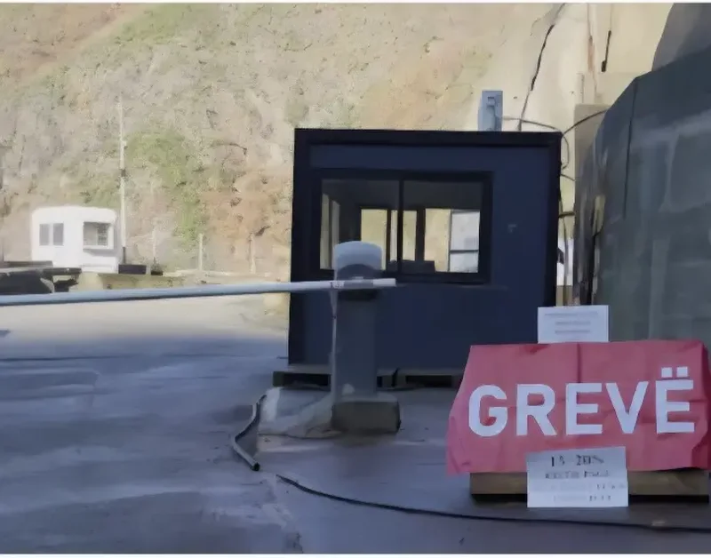 Mjerim nuk është të jesh i varfër. Mjerim është të kapardisesh në luks dhe t’i thuash vetes socialist