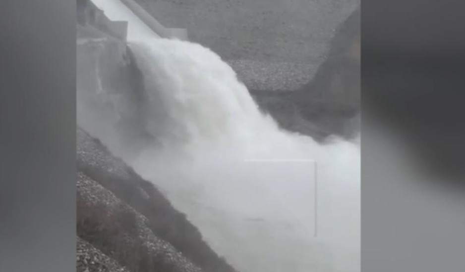 Moglicë/ Prurjet e mëdha të lumit Devoll, hapet porta e parë e emergjencës