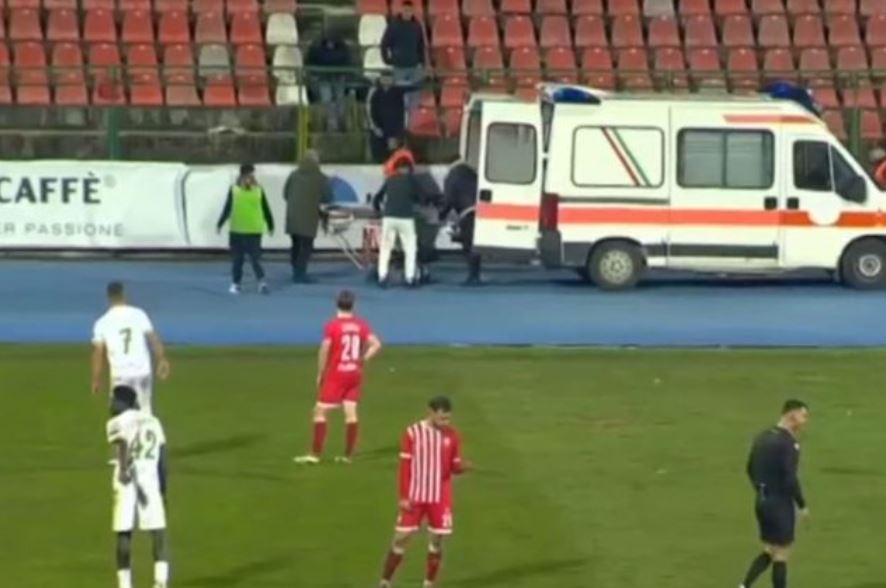 Momente paniku/ Ndërpritet ndeshja Skënderbeu-Lushnja, ndërhyn ambulanca