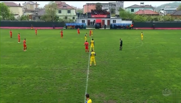 Momente tensioni në Kategorinë e Parë, portieri përplaset me shokun e skuadrës pas golit