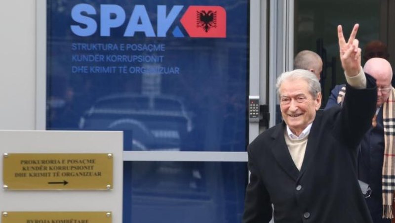 “Mora zarfin për 21 Janarin…, por ishte bosh”/ Ironia e Manjanit për thirrjen e Berishës në SPAK