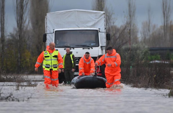 Moti i keq, evakuohen 5 familje/ Rrugë të bllokuara në disa qarqe. Pa energji fshatrat në Dibër, Kukës dhe Korçë