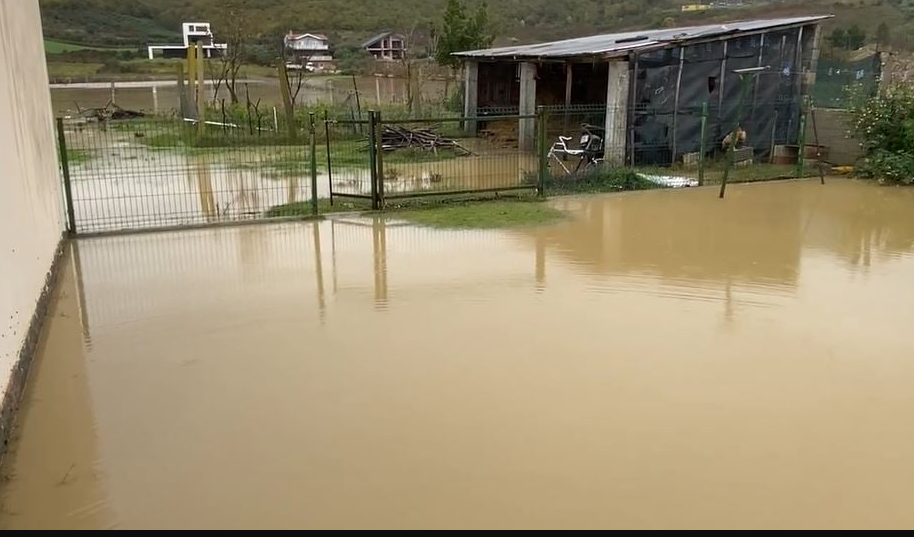 Moti i keq, familja me pesë anëtarë në rrezik