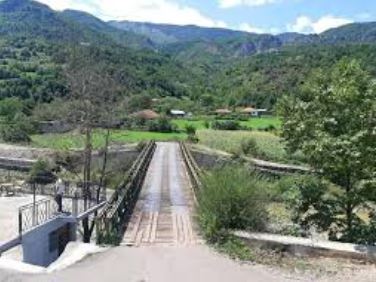 Moti i keq/ Fshati Xhyrë në izolim total, shembet këmba e urës