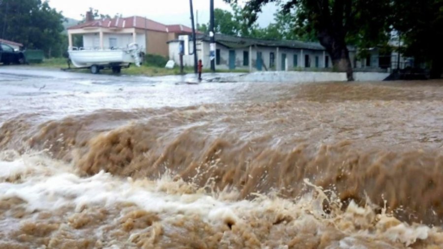 Moti i keq godet Greqinë/ Fshatra të tërë në izolim, shtëpi dhe toka bujqësore të përmbytura