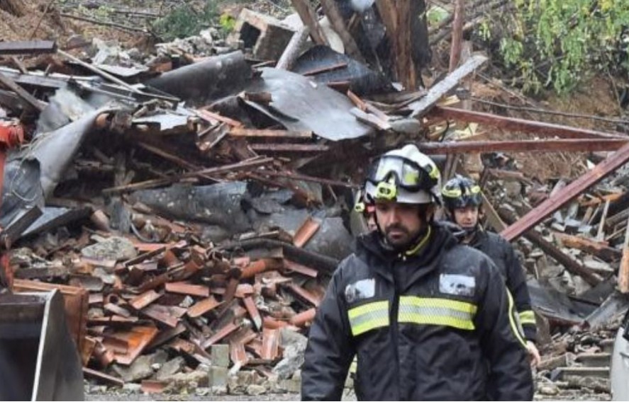 Moti i keq godet Italinë, rrëshqitjet masive të dheut shkatërrojnë një banesë gjatë natës