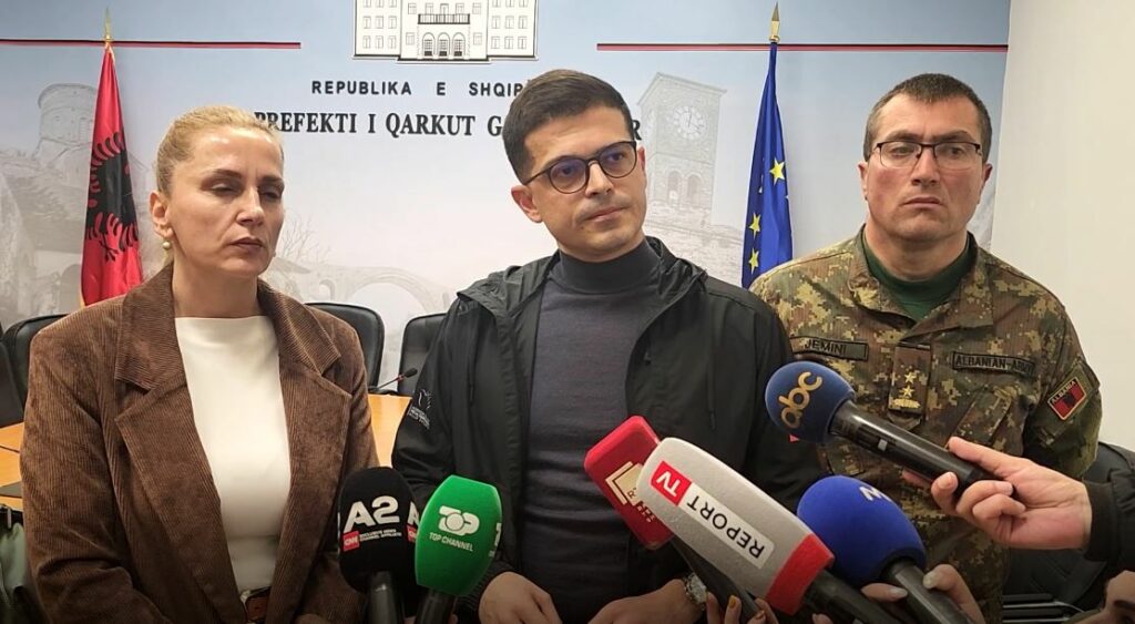 Moti i keq/ Ministri Vengu nga Gjirokastra: Rreziku ende s’ka kaluar, vijojnë kërkimet për 76-vjeçaren e zhdukur në Korçë