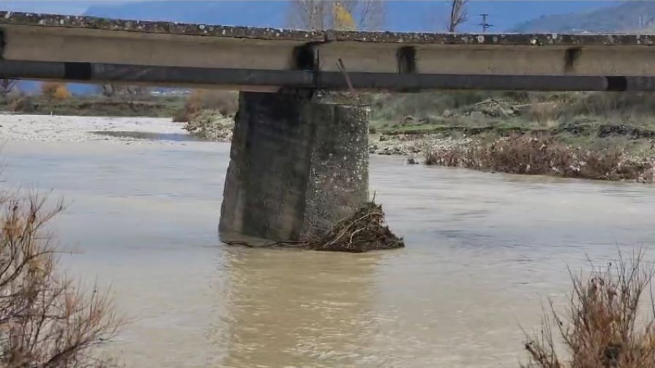 Moti i keq në Dropull/ Dëmtohet këmba e urës, banorët të izoluar