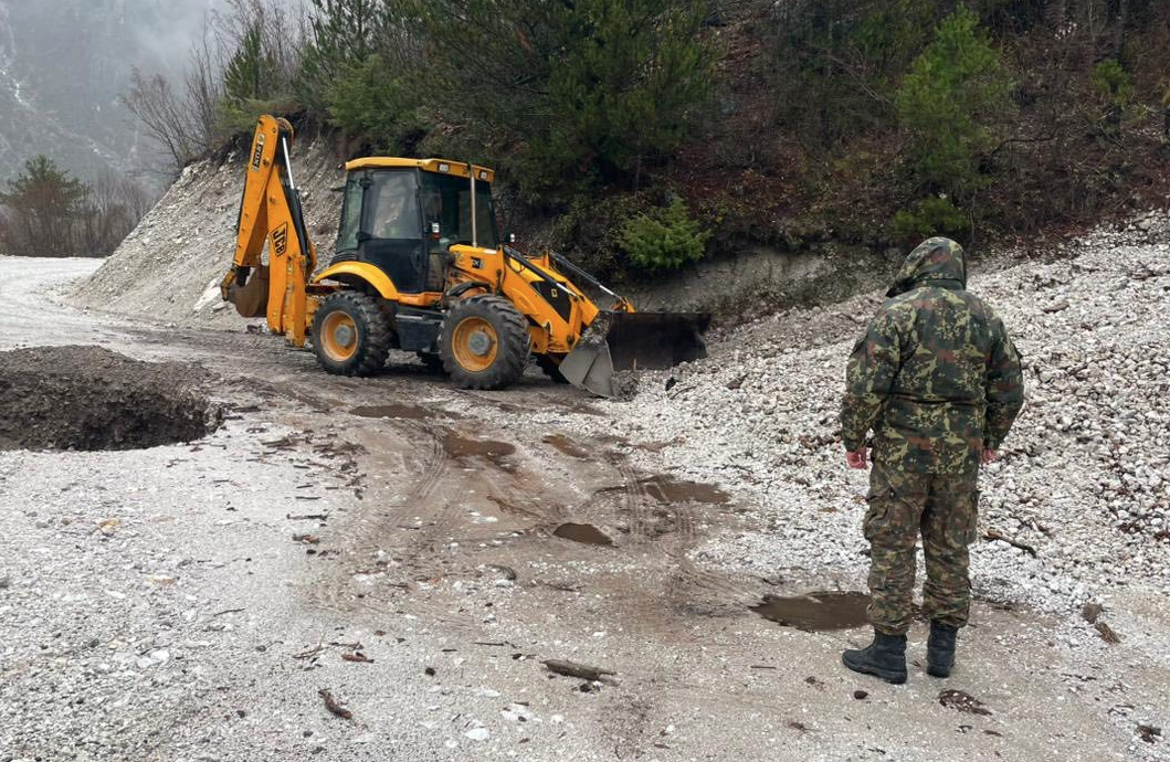 Moti i keq, në Gjirokastër disa akse të bllokuar nga rrëshqitja e dherave