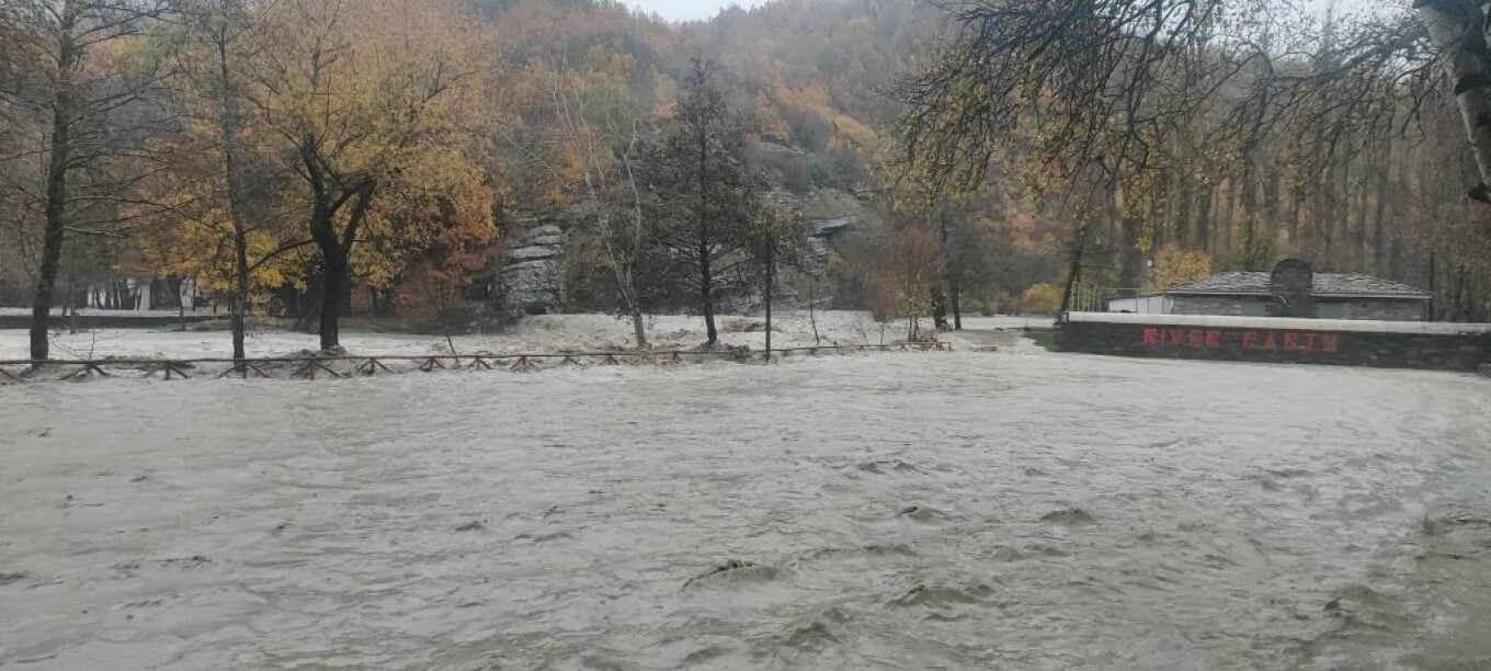 Moti i keq në Greqi/ Lumi Aliakmonas del nga shtrati, dëmtohet ura historike në Kostur dhe ndërpritet furnizimi me ujë