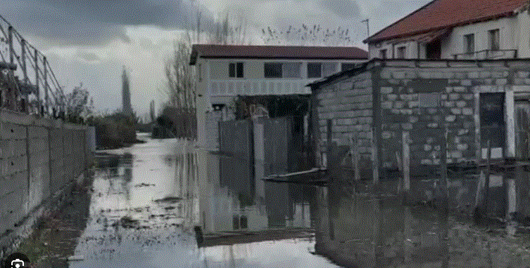 Moti i keq në qarkun e Lezhës, reshjet krijojnë vështirësi në tre bashki