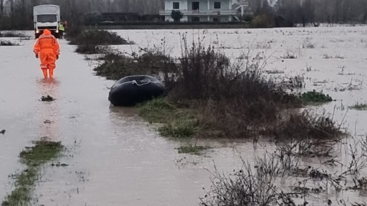 Moti i keq në vend/ Familja me pesë anëtarë në rrezik, banesa rrethohet nga uji në Thumanë