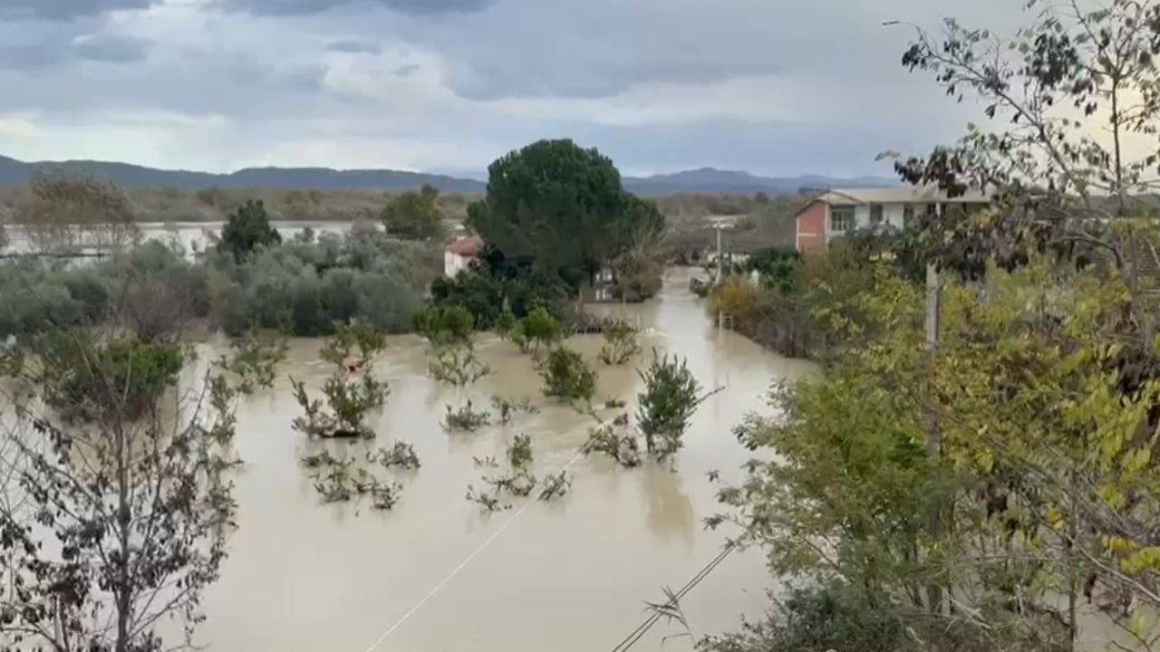 Moti i keq në vend, për të katërtën ditë radhazi niveli i Vjosës mbetet në kuota rreziku