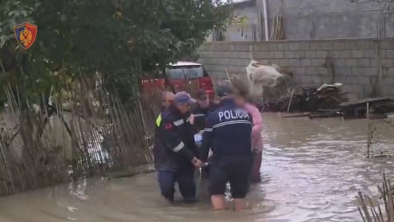 Moti i keq në vend, policia shpëton pesë persona nga përmbytjet në Dimal, mes tyre gruaja 100-vjeçare