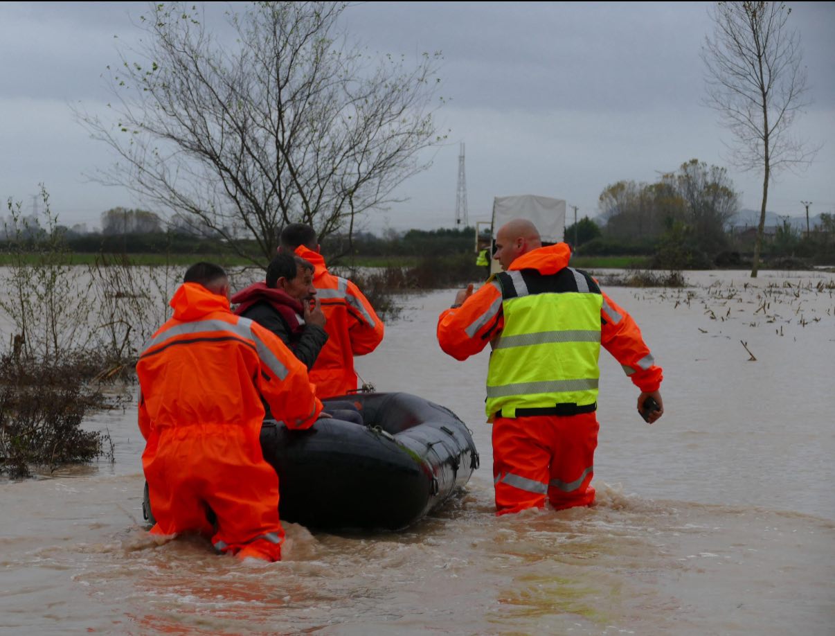Moti i keq në vend/ Si paraqitet situata në qarqet më problematike, disa familje të evakuuara në Thumanë e Zejmen