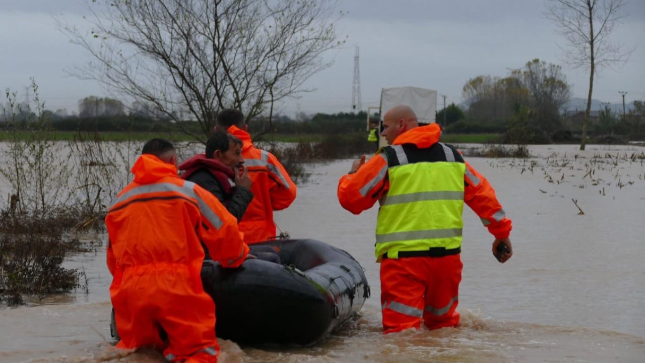 Moti i keq/ Përmbyten tokat bujqësore pasi lumi Seman doli nga shtrati, ja si paraqitet situata në qarqet e vendit