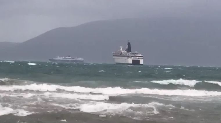 Moti i keq, pezullohet lundrimi i anijeve të peshkimit dhe trageti i linjës Vlorë-Brindisi