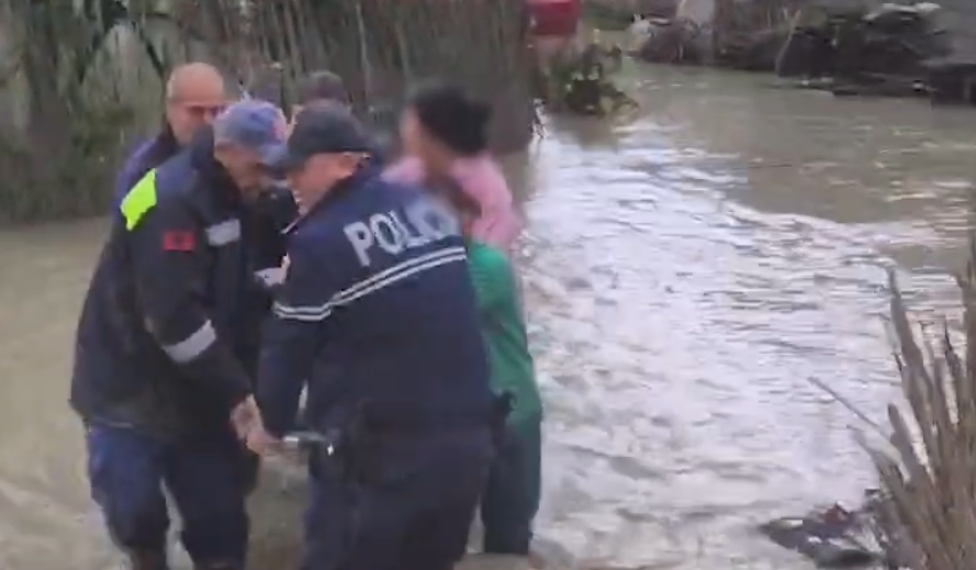 Moti i keq, policia shpëton 100-vjeçaren e bllokuar nga uji, evakuohen 5 persona