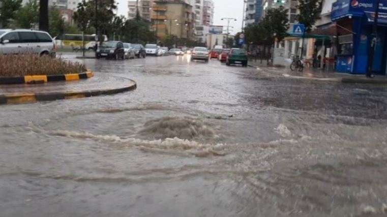 Moti i keq/ Rrezikohej çarje në digën anësore të lumit Devoll, stabilizohet situata në Elbasan