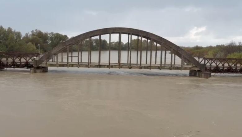 Moti i keq/ Rritet sërish niveli i lumit Vjosa, del nga shtrati pranë Urës së Mifolit në Vlorë