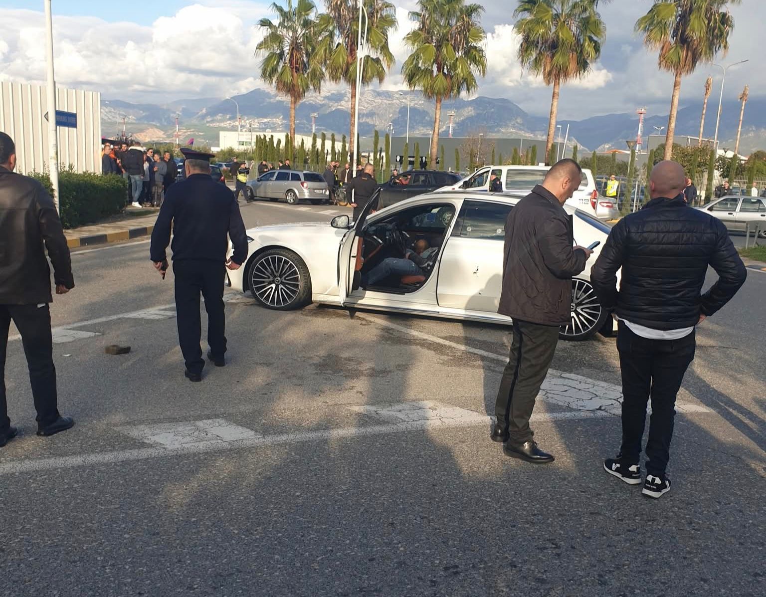 Muçi Shaljani, dyshohet agjent i AMP-së, i plagosur rëndë në atentatin mafioz pranë aeroportit!