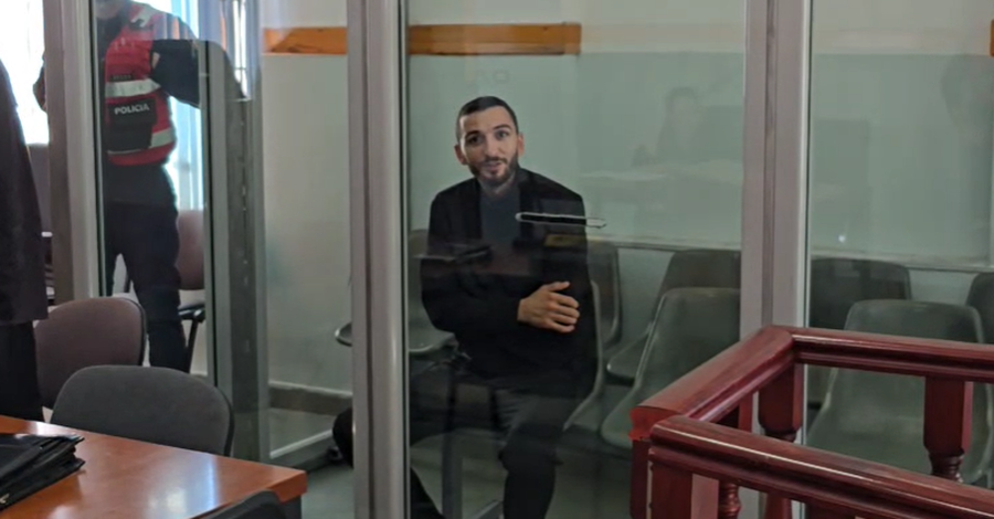 “Mund ta ketë sulmuar dikush tjetër”, 25-vjeçari që vrau babain me thikë ‘habit’ me deklaratën në gjyq