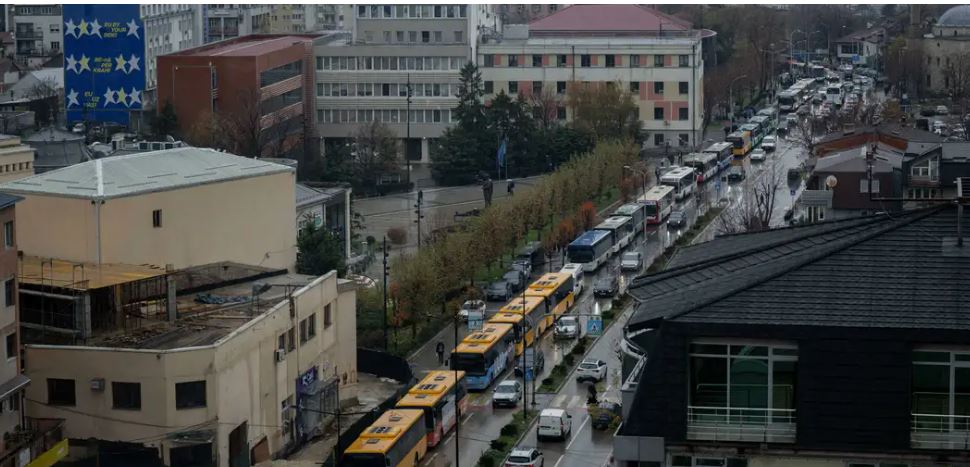 “Mund të shfrytëzojë vetëm 1/12 e buxhetit”- Tri palë zgjedhjeve brenda vitit në Kosovë, analiza e DW: Rrezikon…