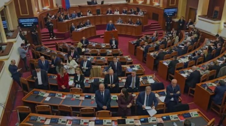 “Na duheni gjallë”/ Rama i drejtohet deputetëve demokratë: Me faqe për muri ju pafsha gjithmonë