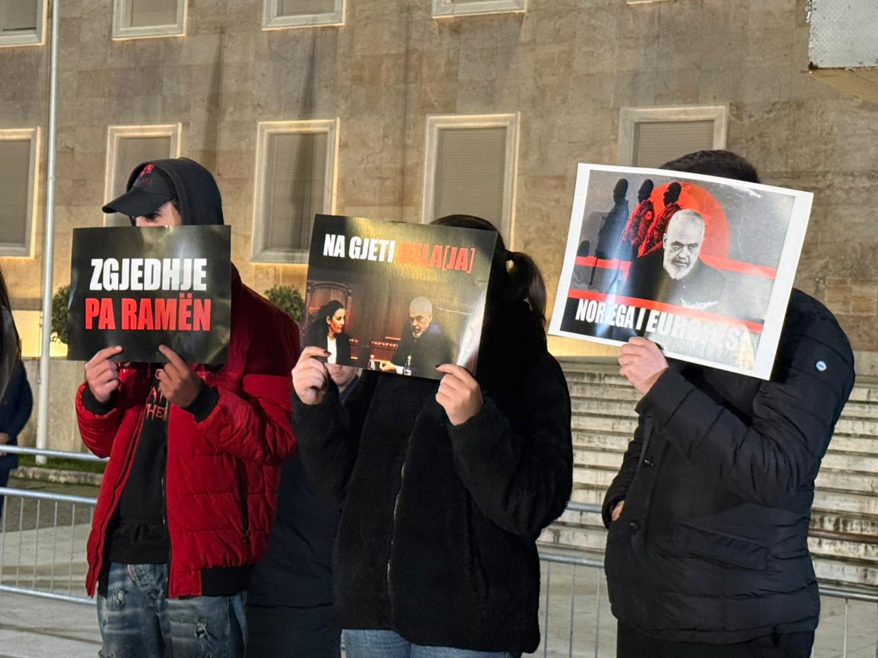 “Na gjeti Bela(ja)”/ Pankartat pikante nga protesta te Kryeministria – FOTO