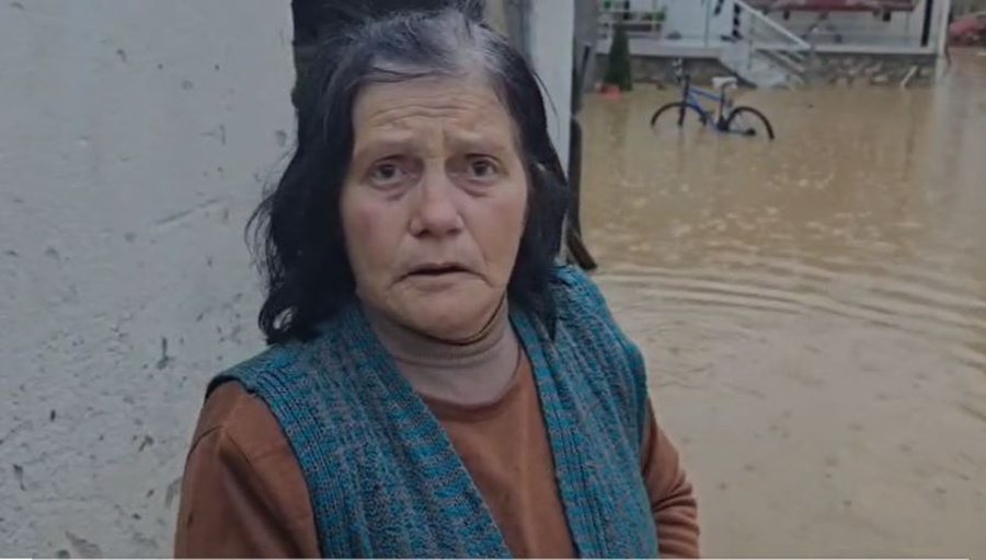 “Na janë mbushur dhomat me ujë”, përmbyten shtëpi dhe toka në Maliq e Korçë, evakuohen disa familje