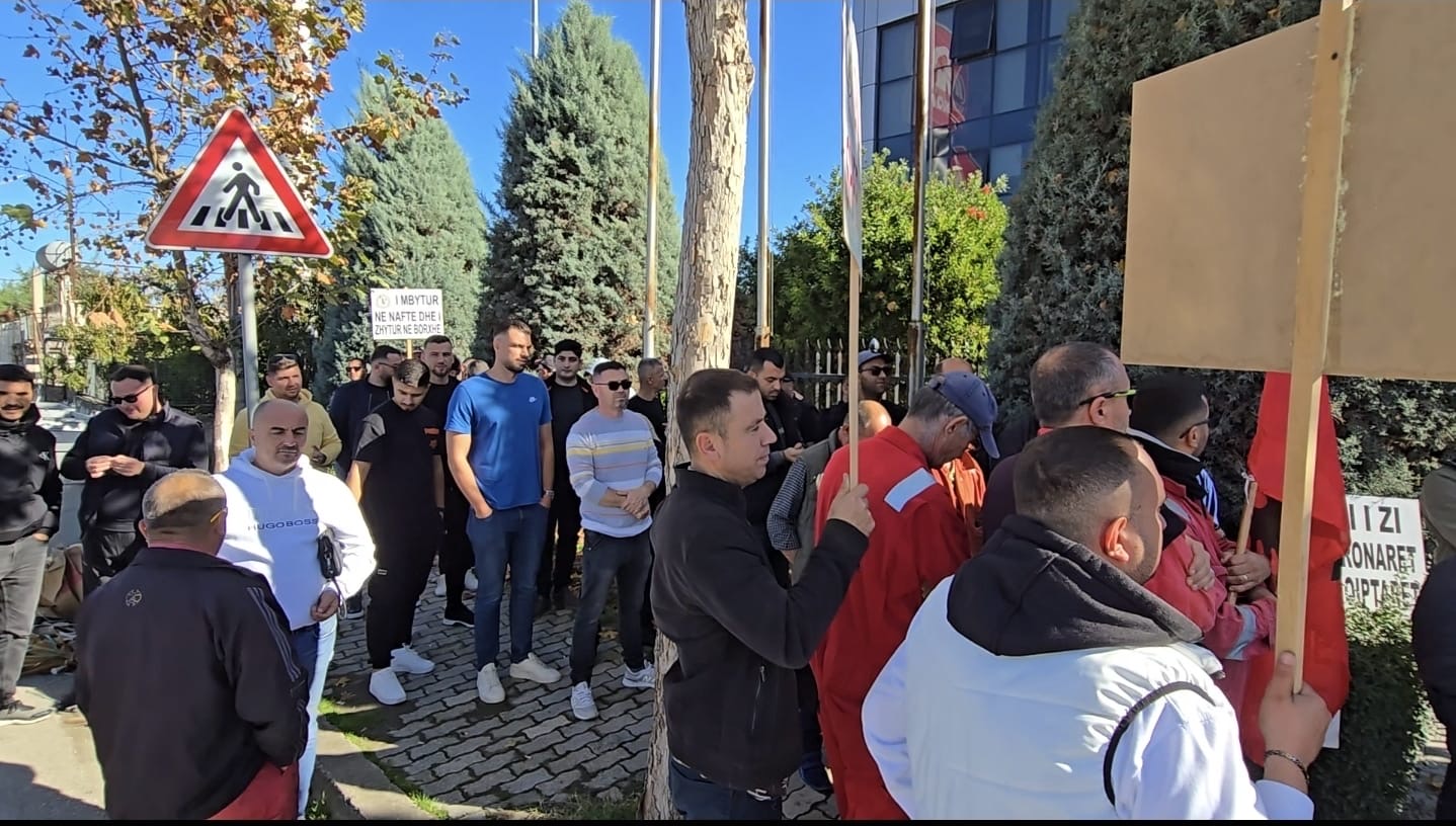 Naftëtarët e Patos-Marinzës rikthehen në protestë para Bankers Petroleum, kërkojnë respekt dhe trajtim të barabartë