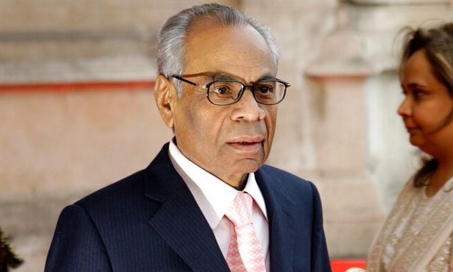 Ndahet nga jeta Patriarku i familjes më të pasur të Anglisë, jeta e tij mes shkëlqimit dhe akuzave