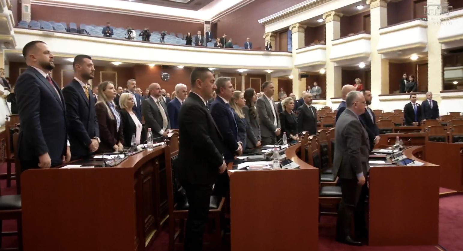 Ndarja nga jeta e Fatos Nanos, deputetët e Kuvendit mbajnë një minutë heshtje