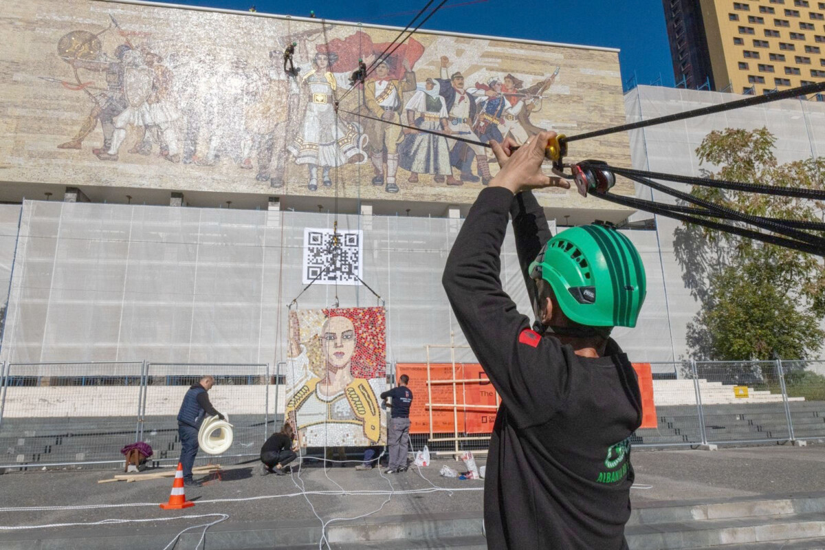 Ndërhyrja artistike “Dielli i Ditës Tjetër” nga Blerta Kambo në fasadën e Muzeut Historik Kombëtar