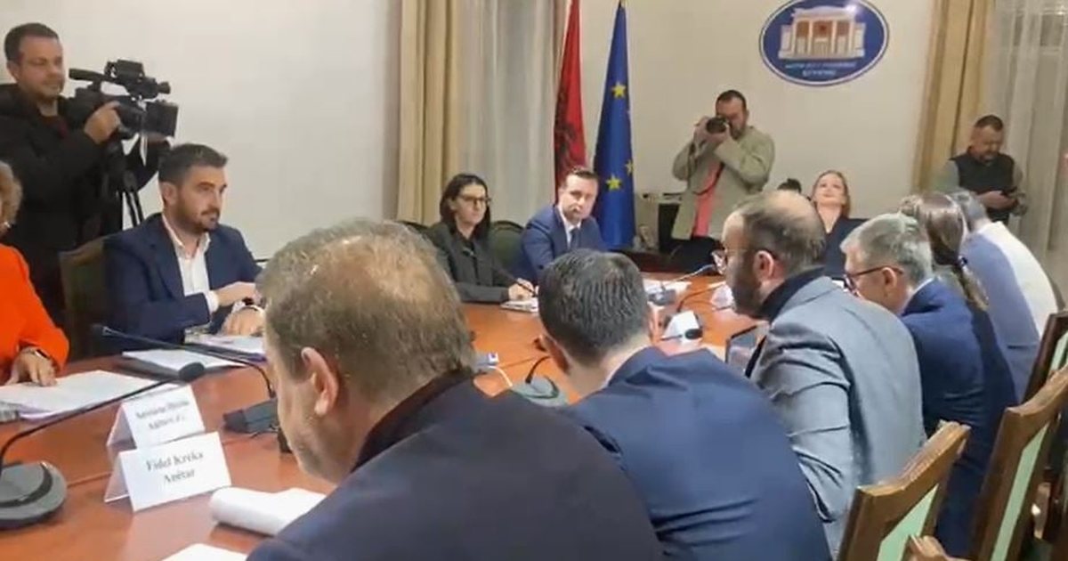 Ndërpritet Komisioni i ‘Infrastrukturës’! PD kërkon Ballukun, Bardhi akuza- deputetit të PS: Ty të erdhi SPAK në shtëpi