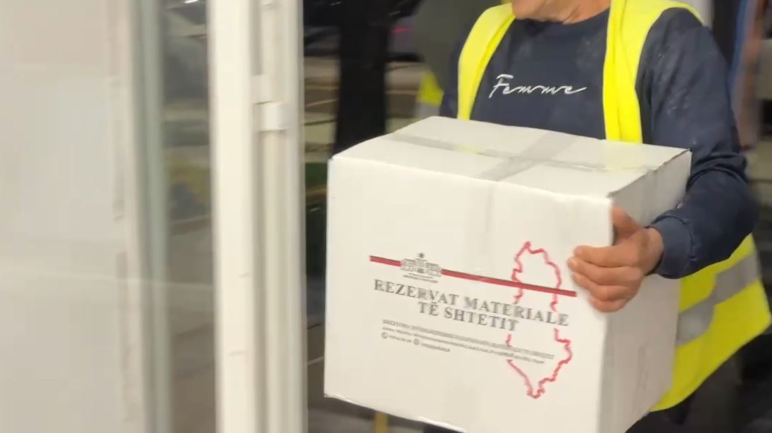 Ndihma urgjente për Pogradecin/ Mbërrijnë pako ushqimore dhe miell për familjet e prekura nga përmbytjet