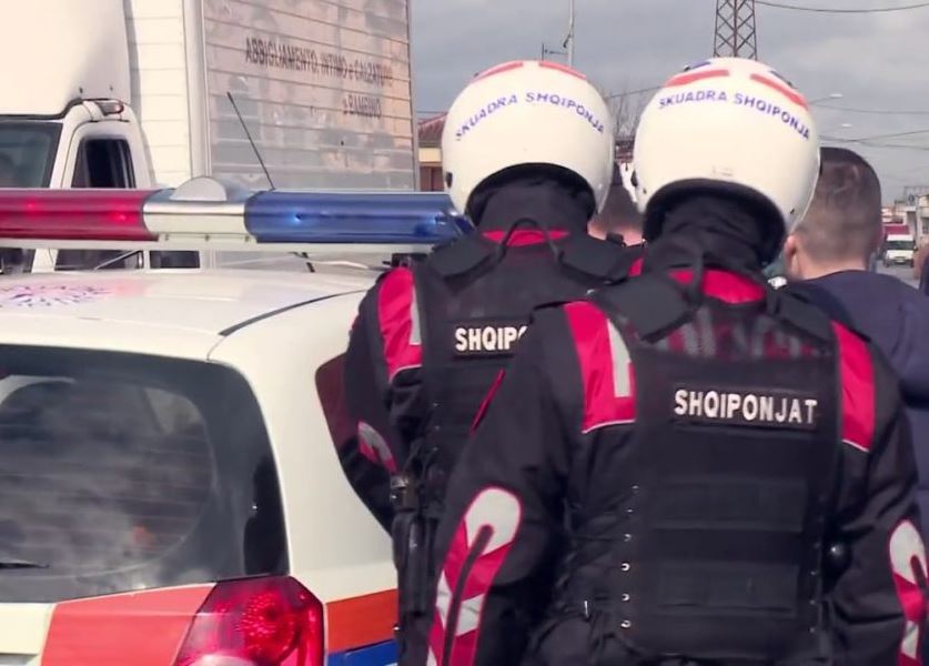 Ndodh në Durrës, 33-vjeçari i dehur përplas me makinë dy policë