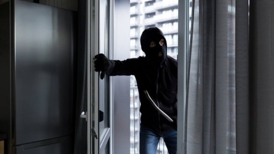 Ndodh në Selanik/ Hajdutët bien nga ballkoni, pronari i shtëpisë që grabitën u jep ndihmën e parë