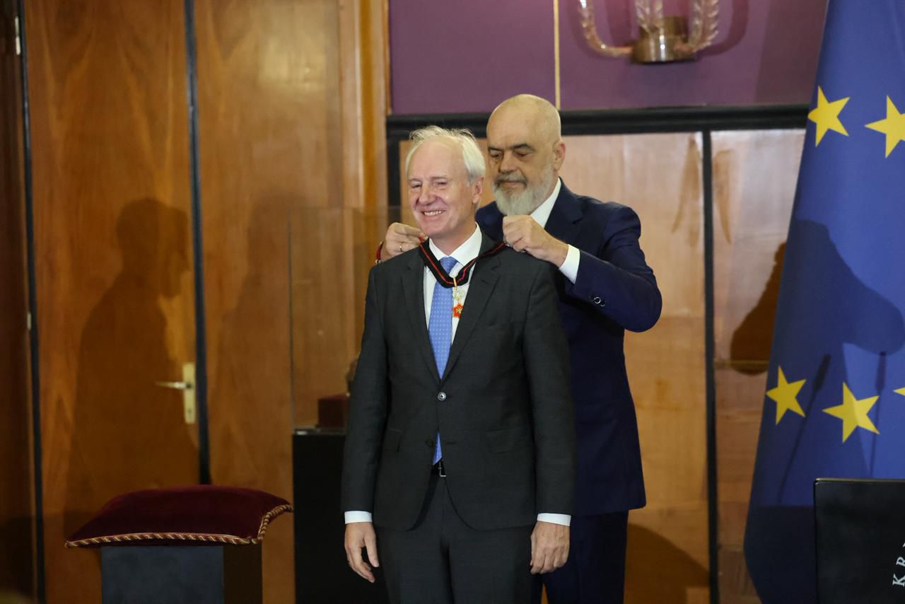 “Ne kur të duam të duam pa kushte”, Rama nderon rektorin e Universitetit Boku me Yllin për Mirënjohje Publike