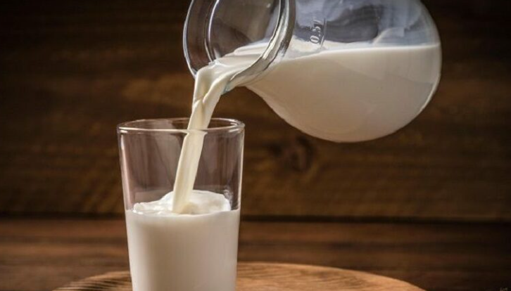 Në mëngjes apo në darkë, kur duhet pirë qumështi?