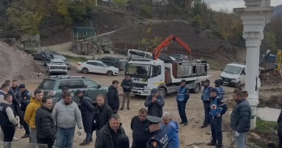 “Ne qyqarëve na mbështet njeri…”IKMT vijon shembjet në Librazhd, pronarët përplasen me Policinë: S’kemi marrë lekët