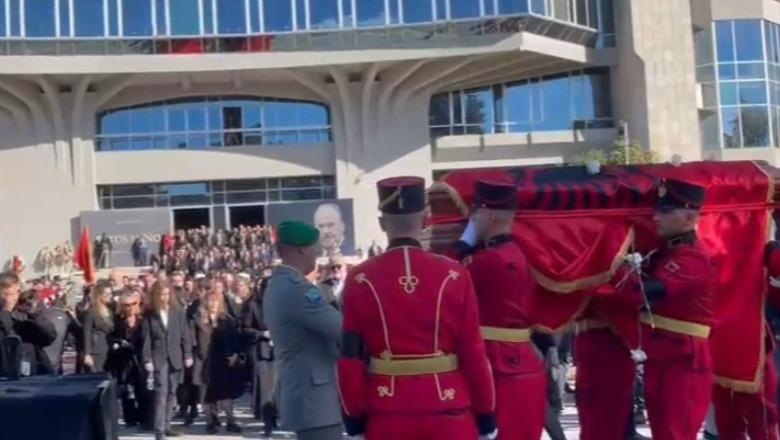 Nën tingujt e ‘I did it my Way’ dhe karafila të bardhë, Fatos Nano përcillet në banesën e fundit