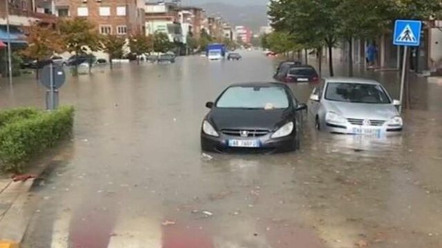 Nesër shtrëngata shiu dhe rrezik për përmbytje, ja zonat që pritet të preken