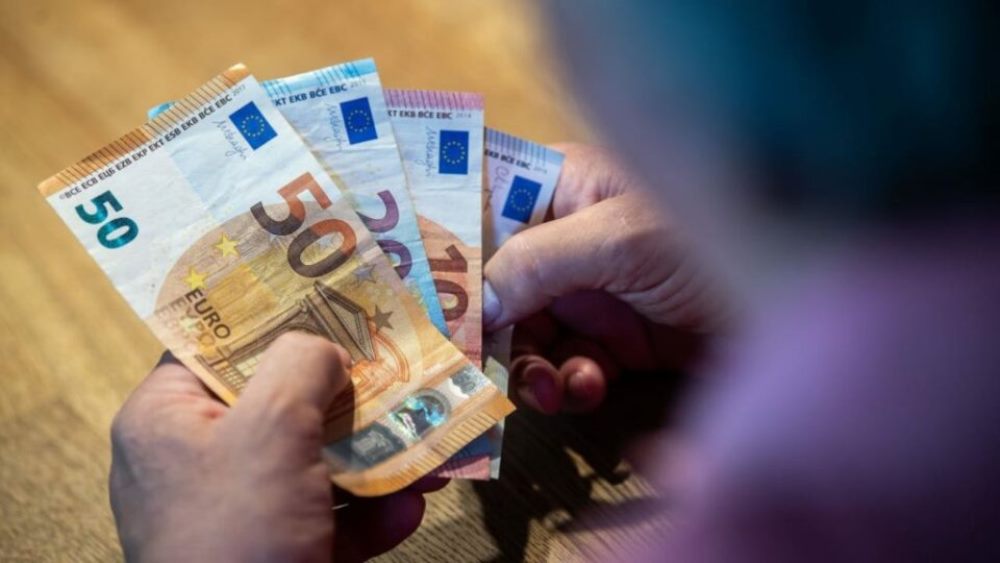 Nga sot pensioni bazë arrin 150 euro, rritja më e madhe ndonjëherë në Kosovë