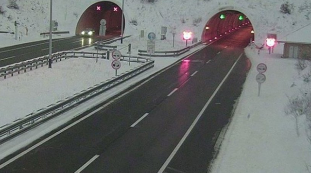 Nis qarkullimi në rrugët kryesore të Kroacisë pas reshjeve të dëborës