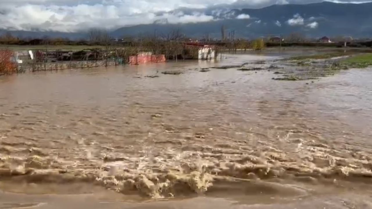 Nis riparimi i dëmeve nga moti i keq/ 200 banesa të prekura në Korçë dhe 3 mijë ha tokë nën ujë. Banorët në Novoselë kthehen në shtëpi