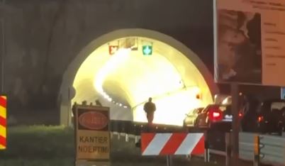 Nje automjet përfshihet nga flakët brenda tunelit në rrugën Kardhiq-Delvinë