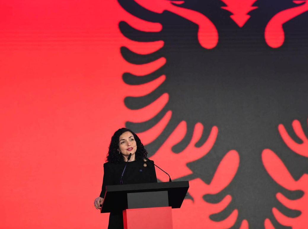 “”Një komb, dy flamuj”, Presidentja Osmani uron shqiptarët: Gëzuar Pavarësinë