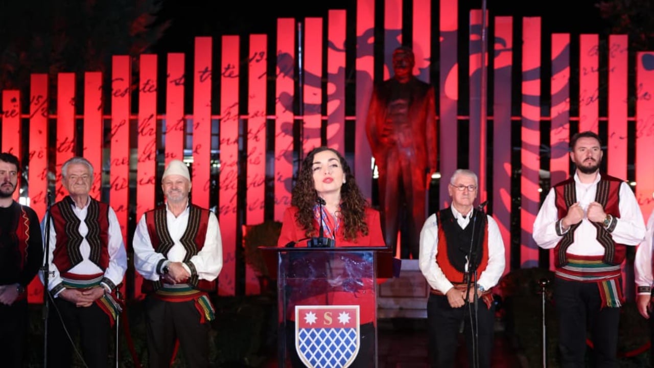 “Një komb, dy flamuj”, Presidentja Osmani uron shqiptarët: Gëzuar Pavarësinë